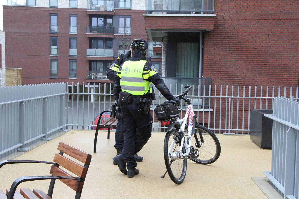 Rechercheurs doen onderzoek in appartement