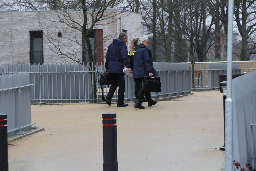 Rechercheurs doen onderzoek in appartement