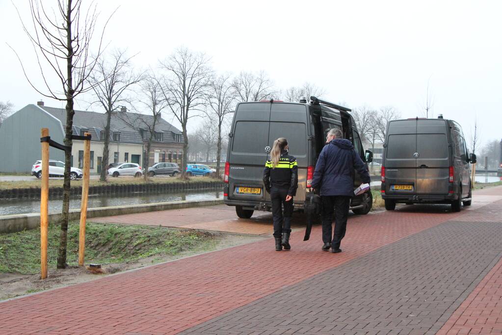 Rechercheurs doen onderzoek in appartement