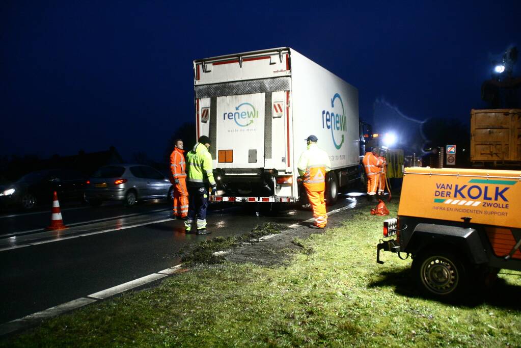Vrachtwagen lekt brandstof op wegdek