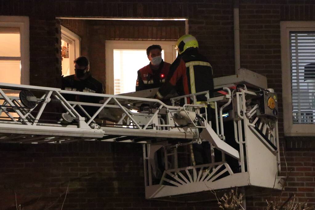Persoon uit woning gehaald