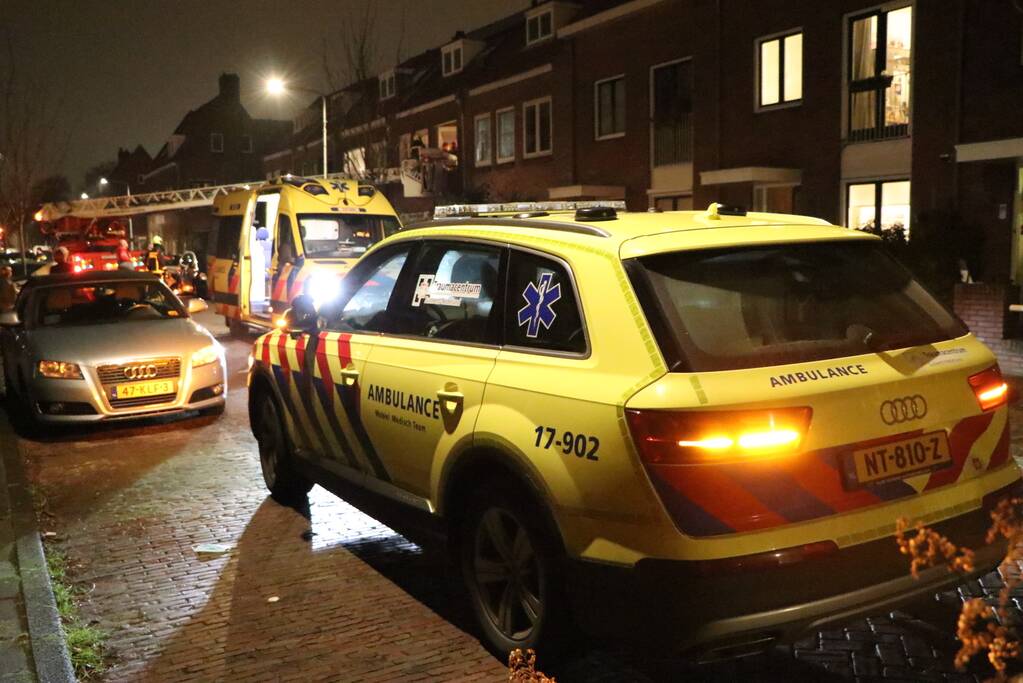 Persoon uit woning gehaald