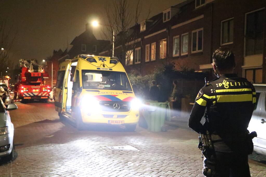 Persoon uit woning gehaald