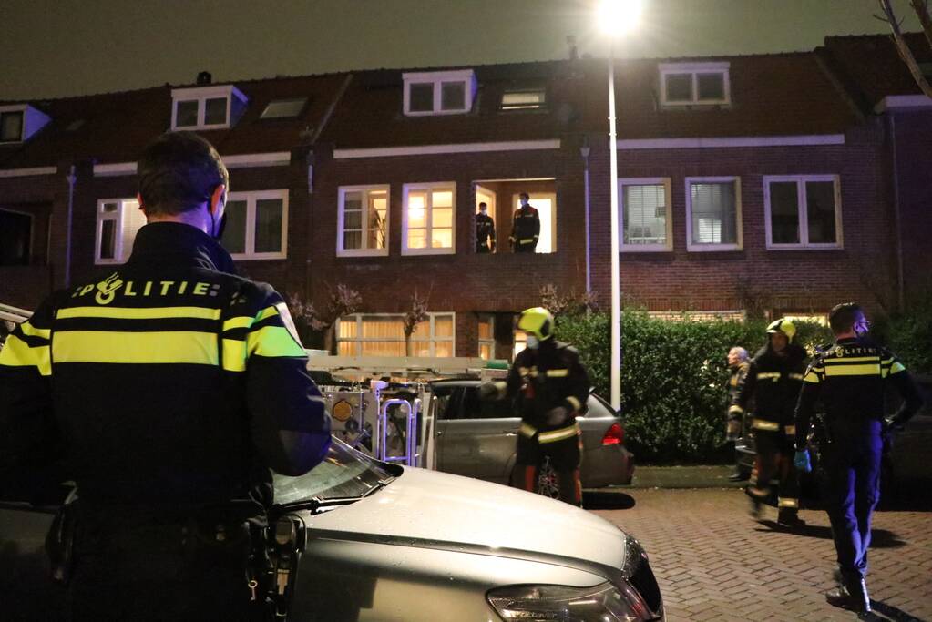 Persoon uit woning gehaald