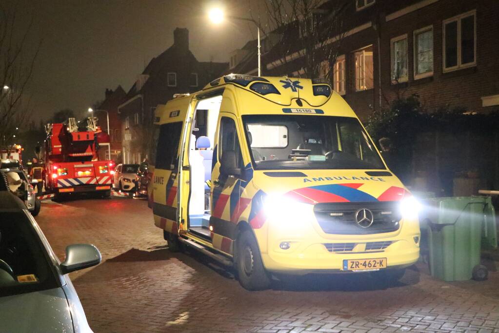 Persoon uit woning gehaald