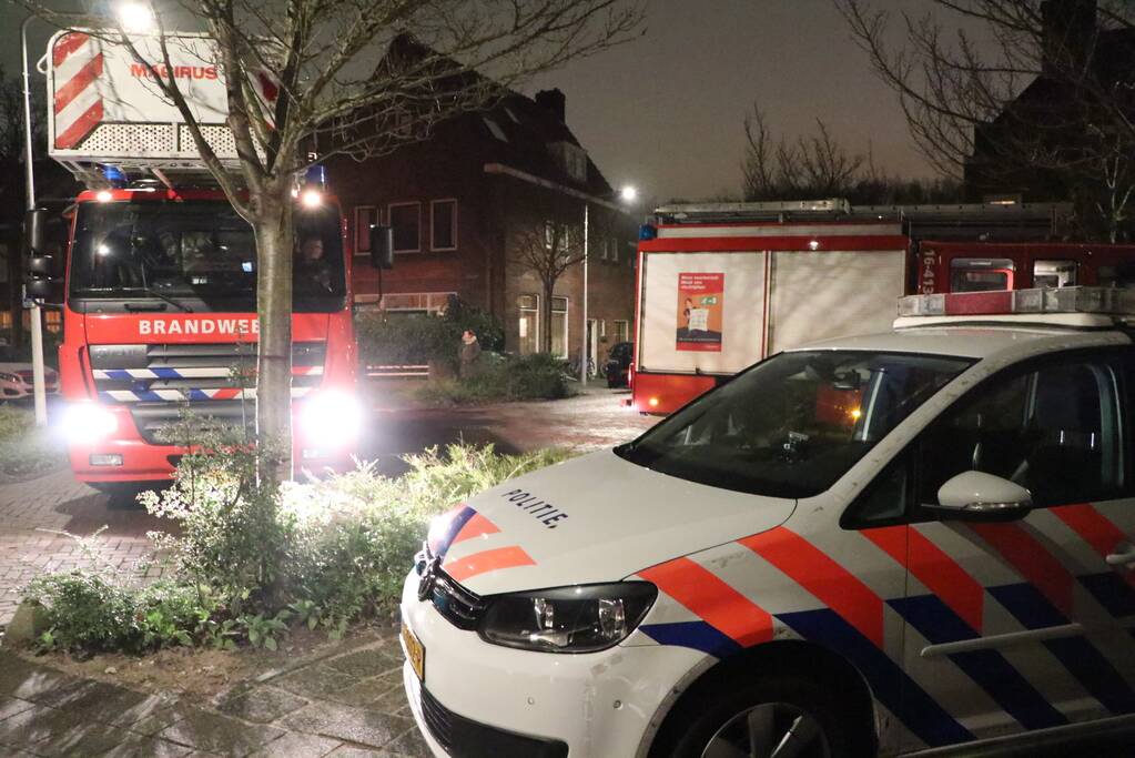 Persoon uit woning gehaald