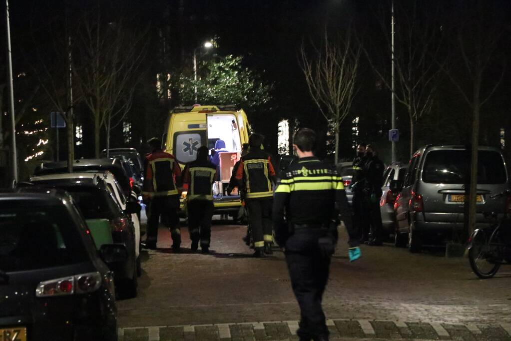 Persoon uit woning gehaald