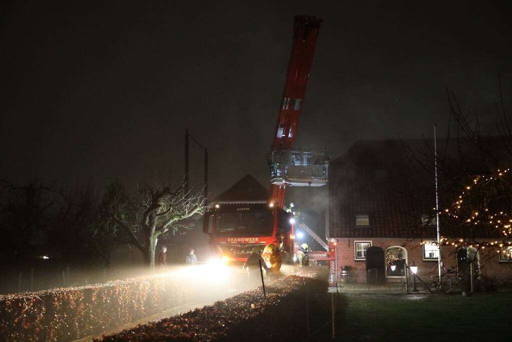 Veel rook door schoorsteenbrand