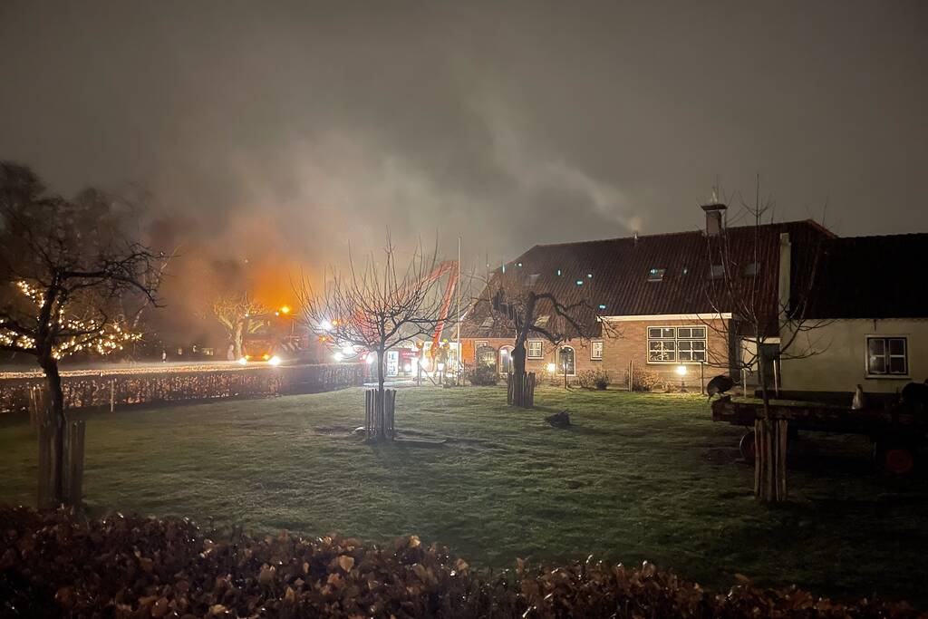Veel rook door schoorsteenbrand