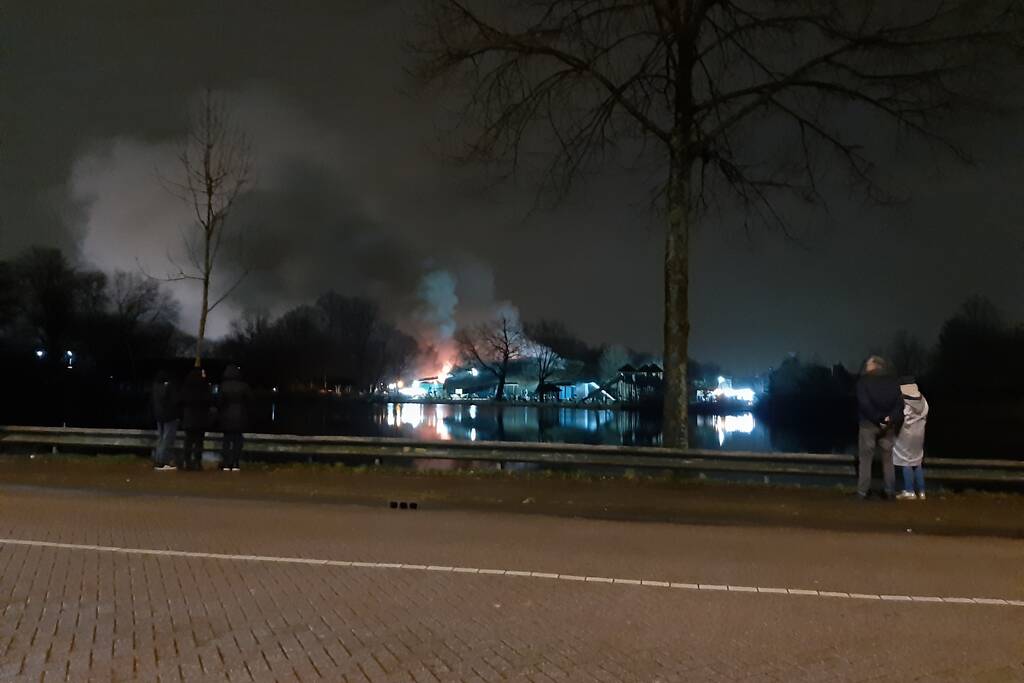 Grote uitslaande brand in pand met rietendak