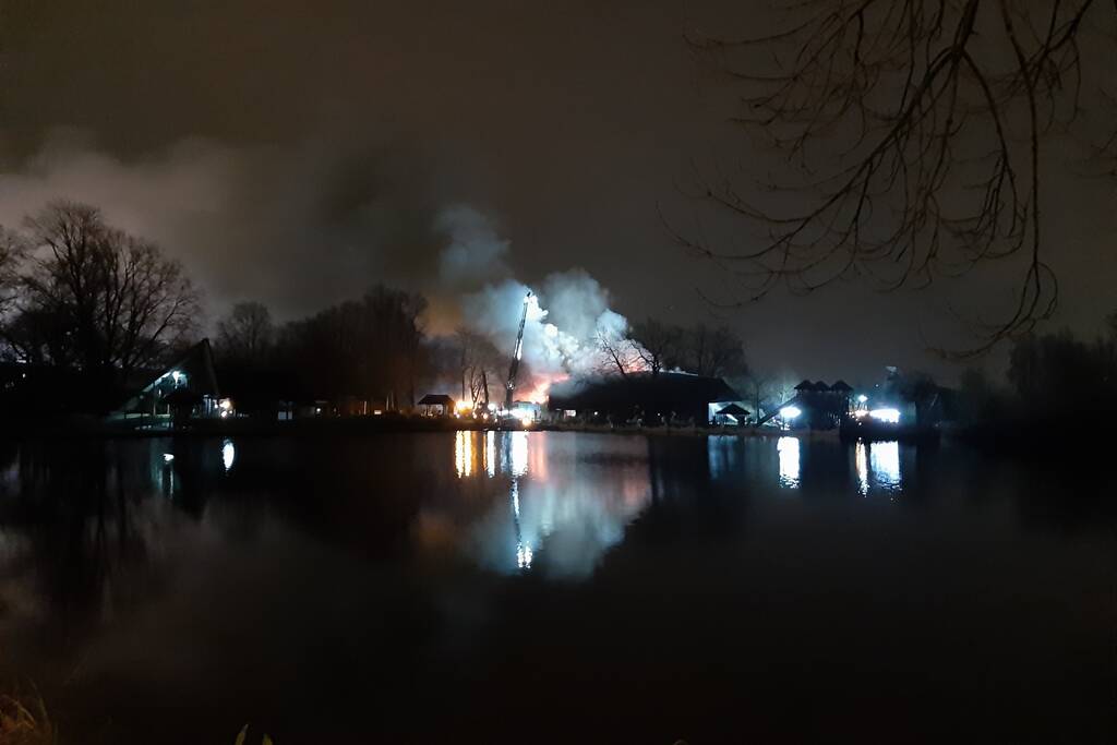 Grote uitslaande brand in pand met rietendak