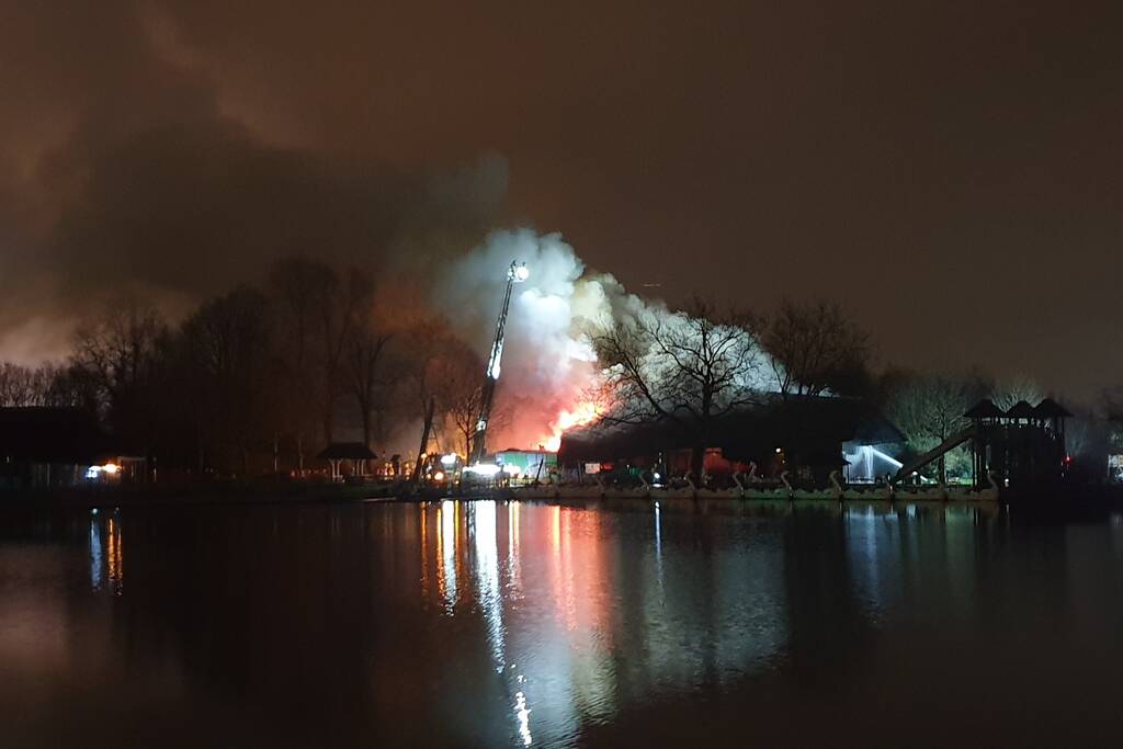 Grote uitslaande brand in pand met rietendak