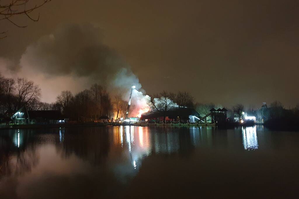 Grote uitslaande brand in pand met rietendak