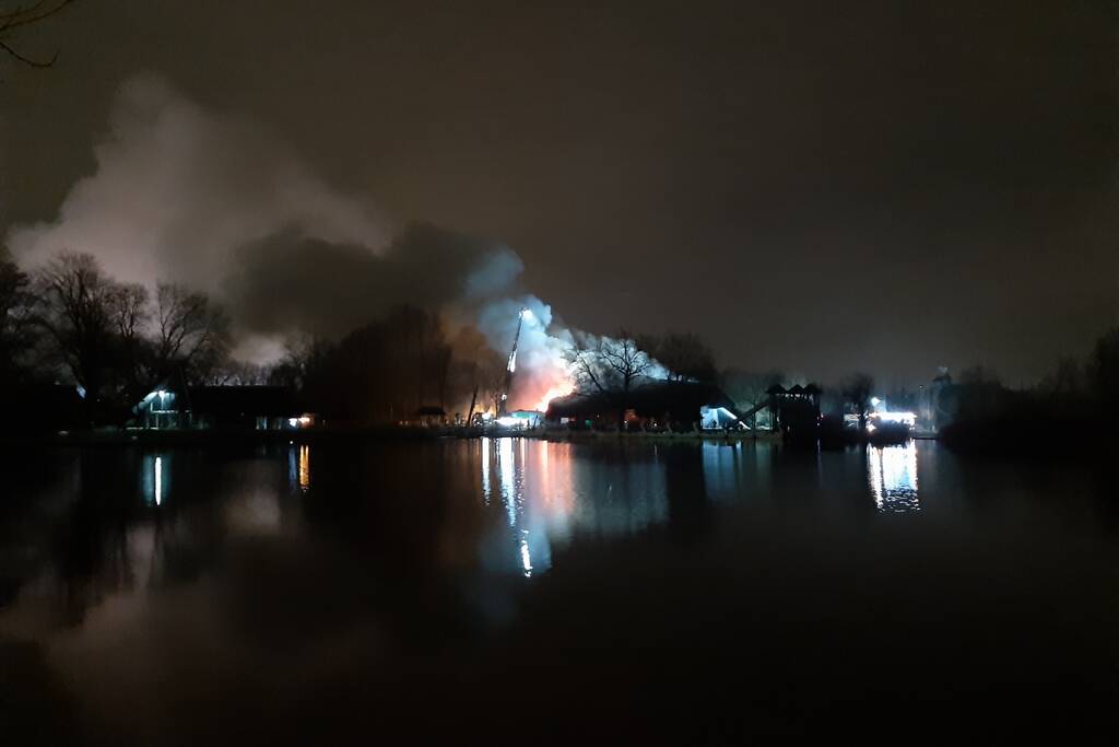 Grote uitslaande brand in pand met rietendak