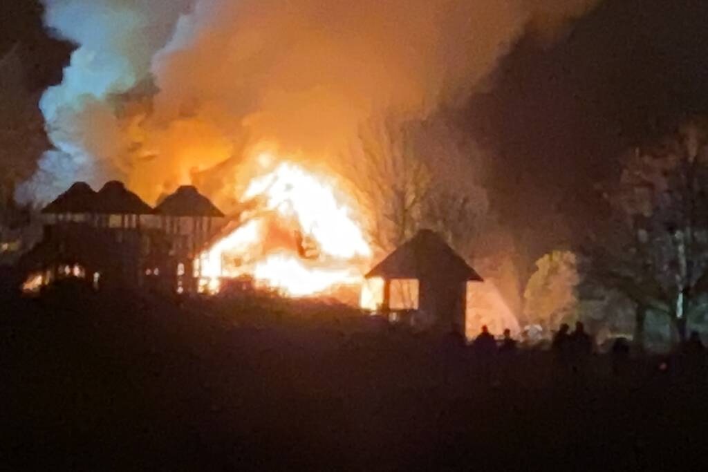 Grote uitslaande brand in pand met rietendak