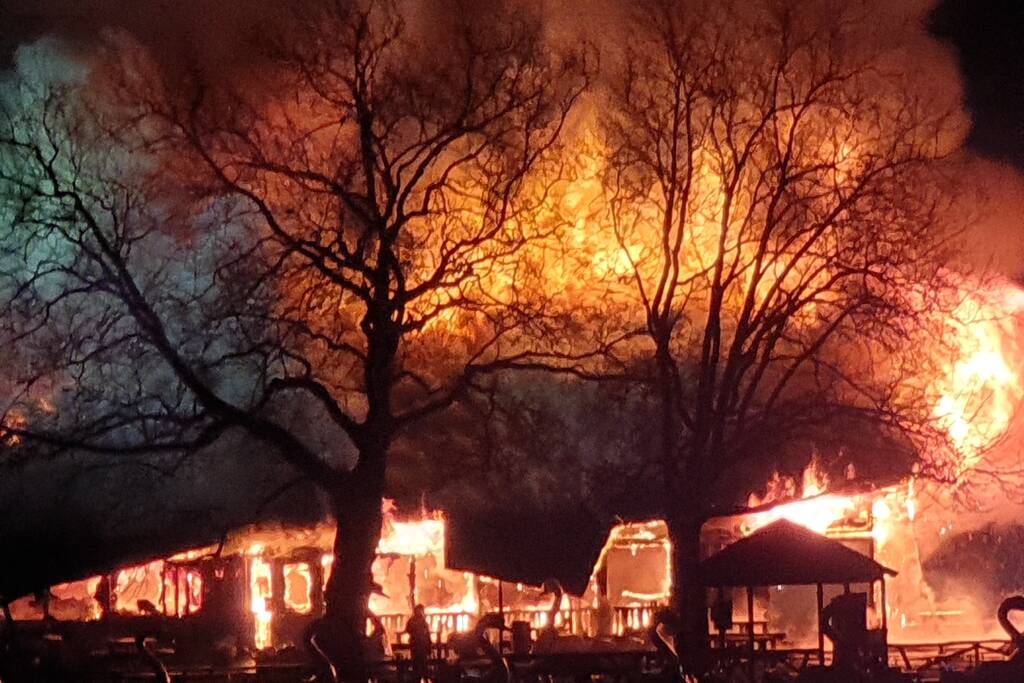 Grote uitslaande brand in pand met rietendak