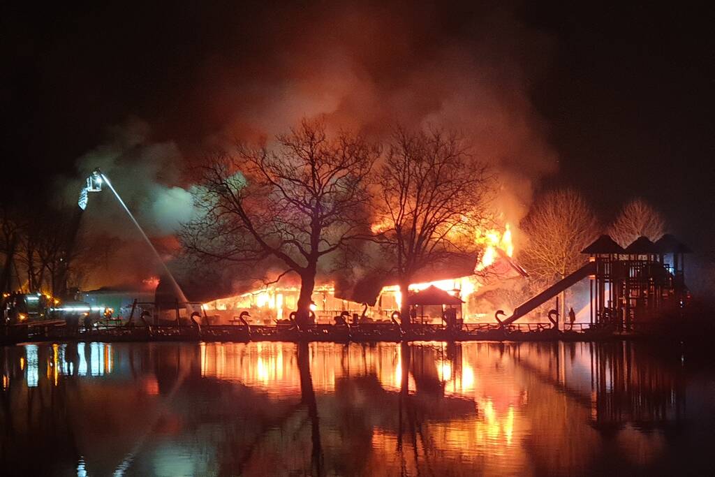 Grote uitslaande brand in pand met rietendak