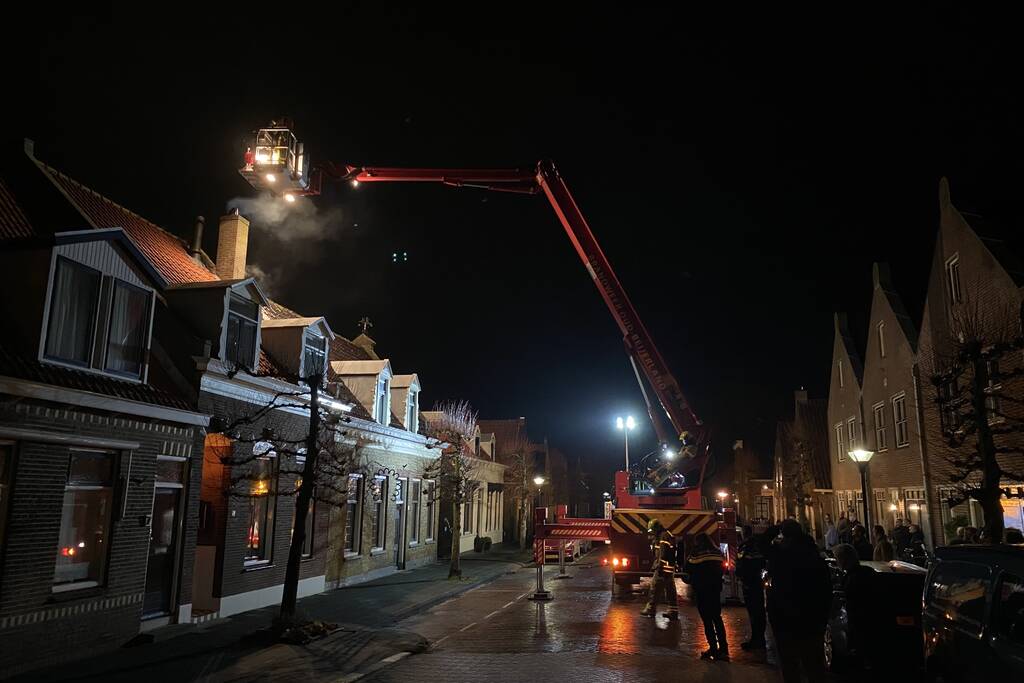 Brand in schoorsteen van woning