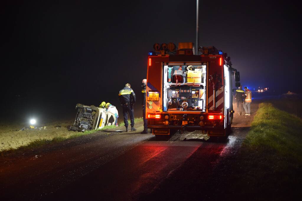 Bestuurder bekneld na eenzijdig ongeval