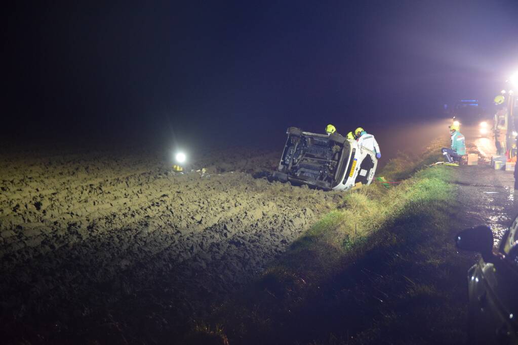 Bestuurder bekneld na eenzijdig ongeval