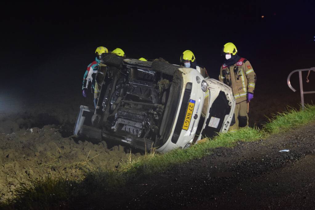 Bestuurder bekneld na eenzijdig ongeval