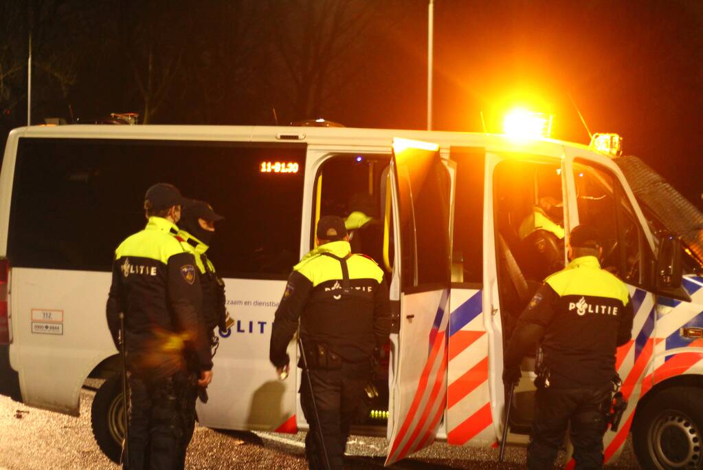 Politie houdt verkeerscontrole in Schalkwijk