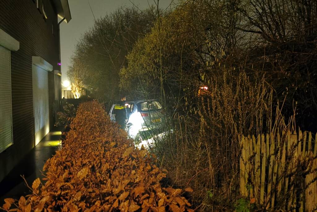 Bestuurster schiet met auto in plantsoen