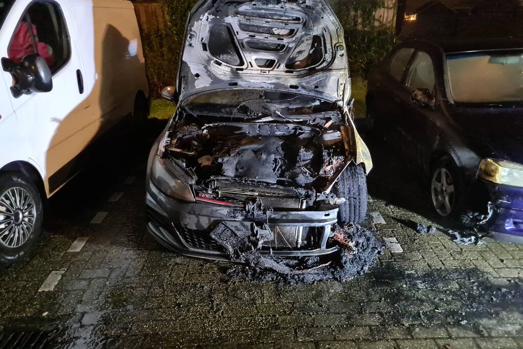 Volkswagen Golf gaat in vlammen op
