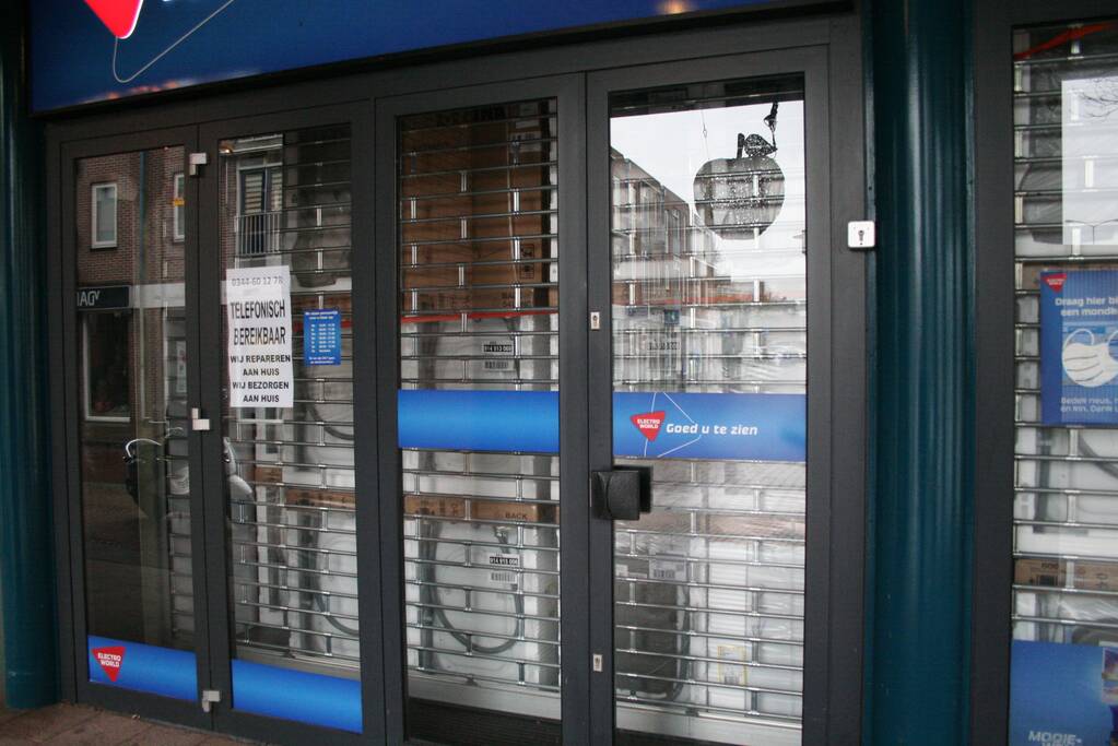 Ondernemers barricaderen winkels voor eventuele rellen