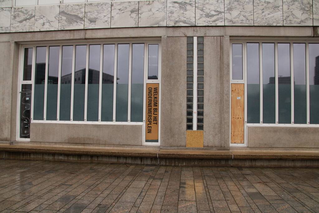 Ruiten gemeentehuis ingegooid