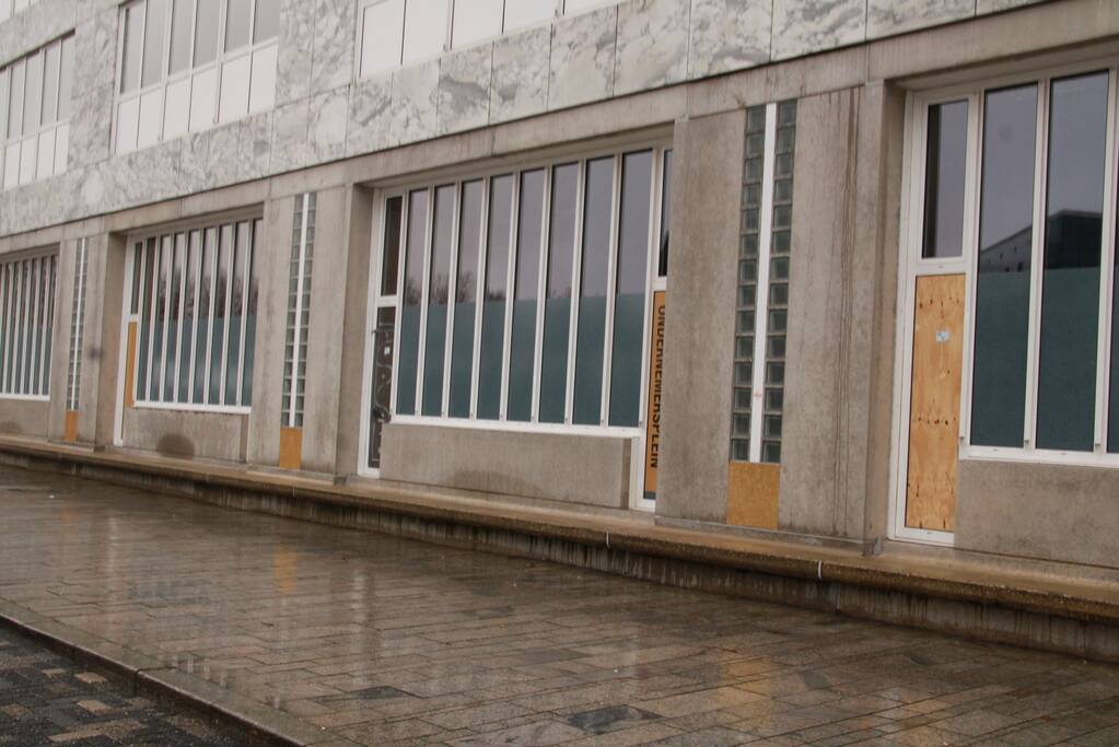 Ruiten gemeentehuis ingegooid