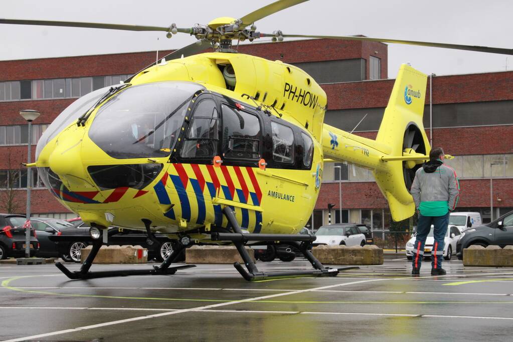 Corona-traumahelikopter landt voor vervoer van patiënt