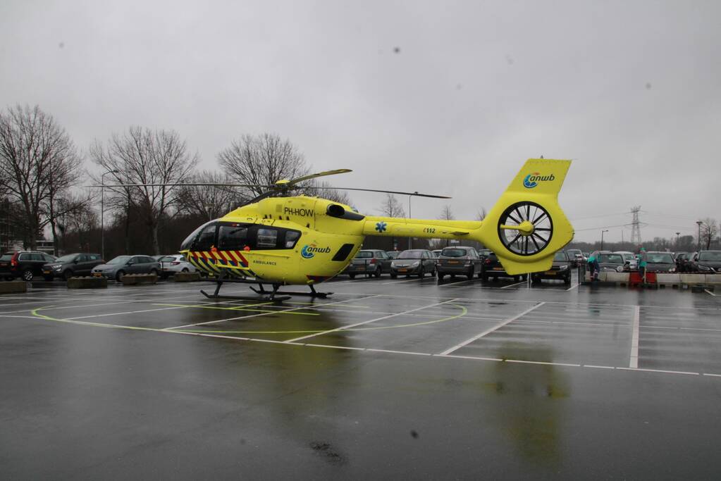 Corona-traumahelikopter landt voor vervoer van patiënt