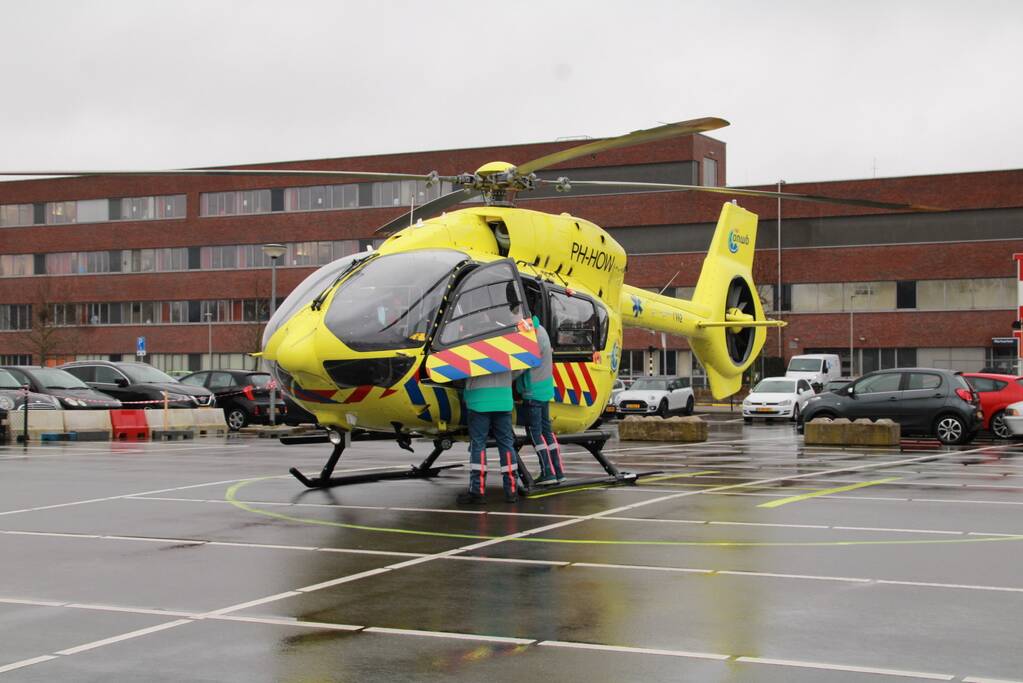Corona-traumahelikopter landt voor vervoer van patiënt