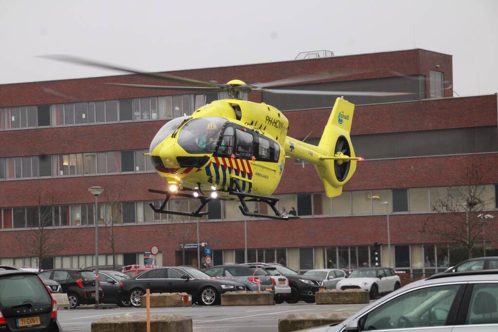Corona-traumahelikopter landt voor vervoer van patiënt