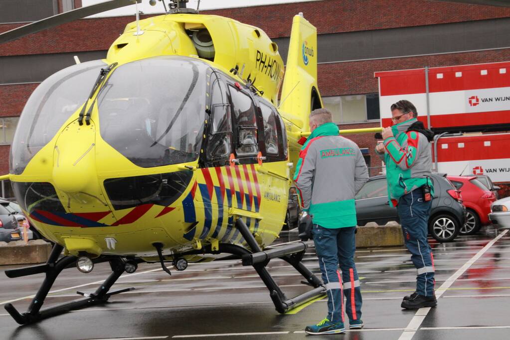 Corona-traumahelikopter landt voor vervoer van patiënt