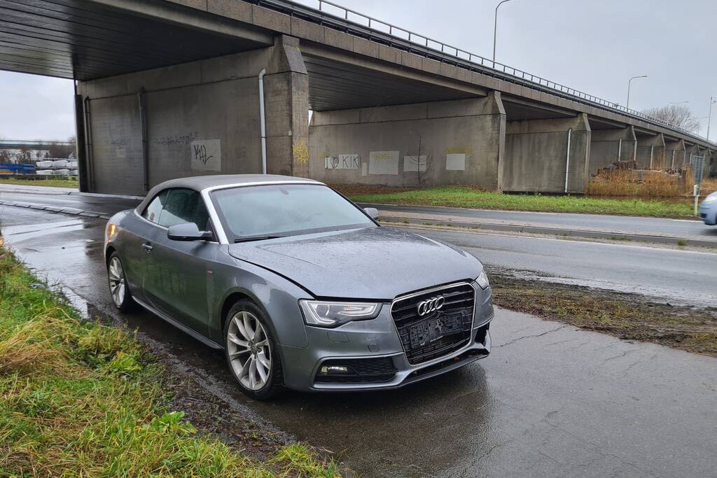 Voertuigen botsen onder viaduct