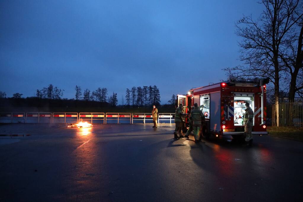 Stapel pallets in brand gestoken