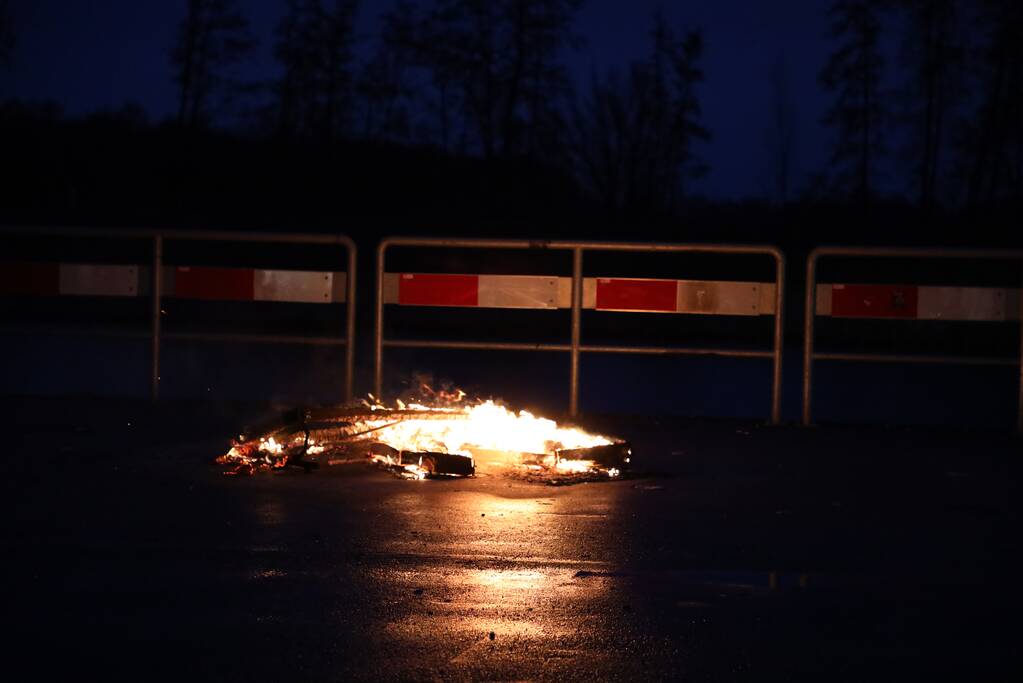 Stapel pallets in brand gestoken