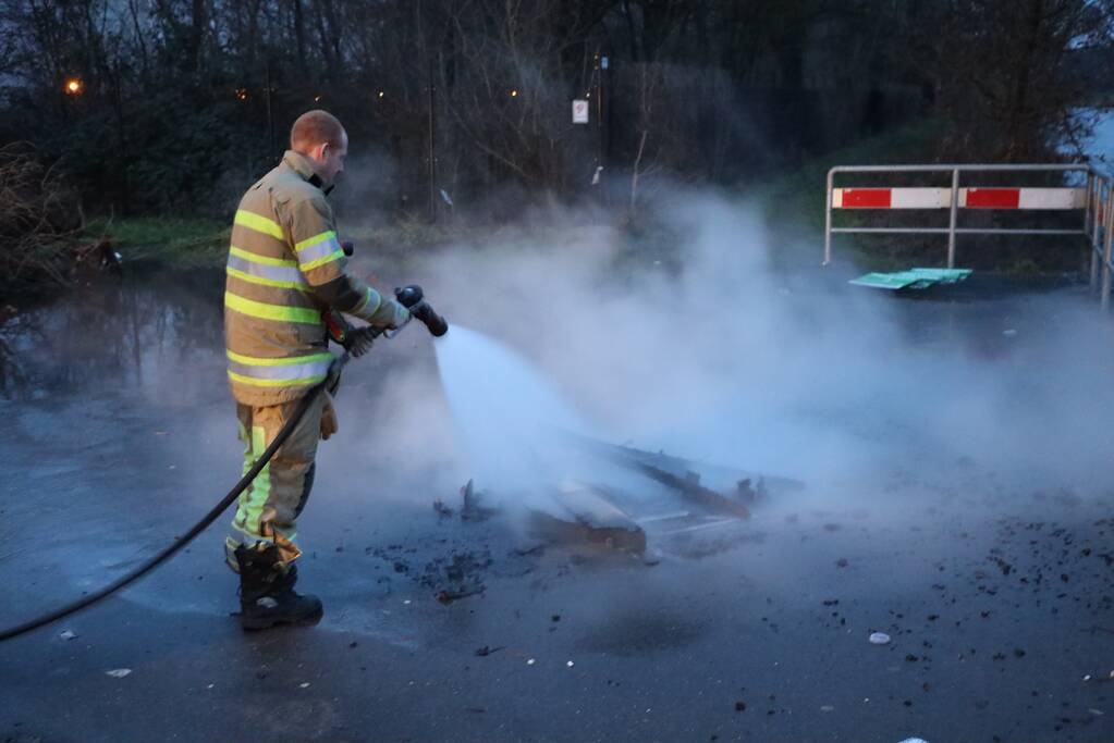 Stapel pallets in brand gestoken