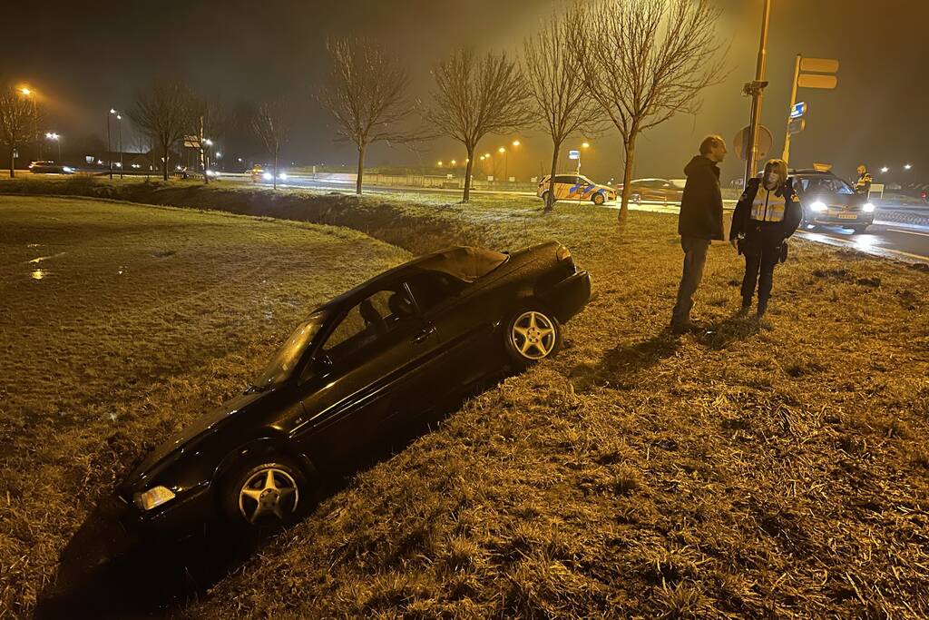 Personenauto raakt van de weg en komt tot stilstand in sloot