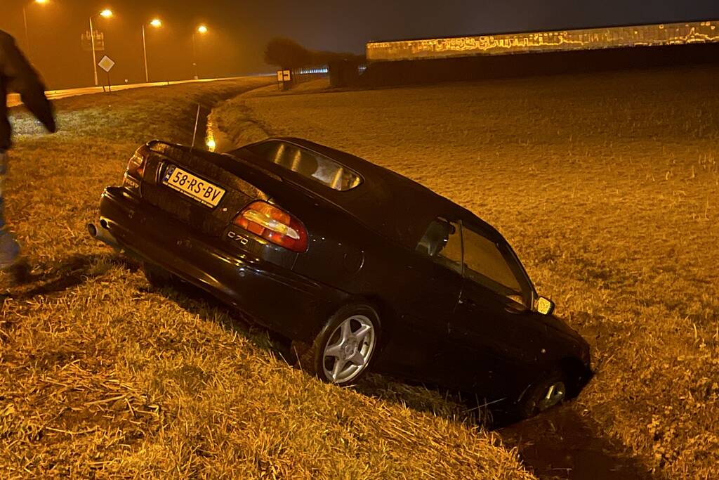 Personenauto raakt van de weg en komt tot stilstand in sloot