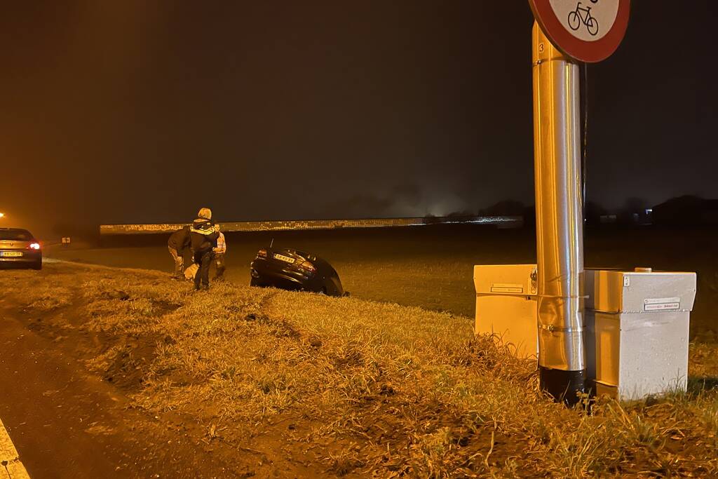 Personenauto raakt van de weg en komt tot stilstand in sloot