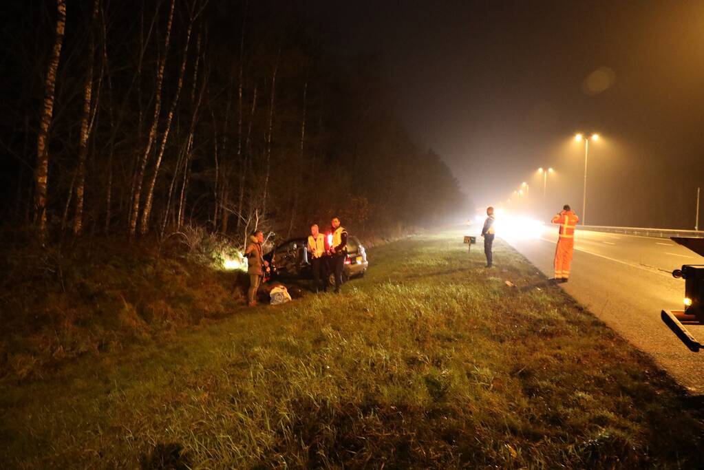 Bestuurder verliest macht over het stuur en raakt van snelweg