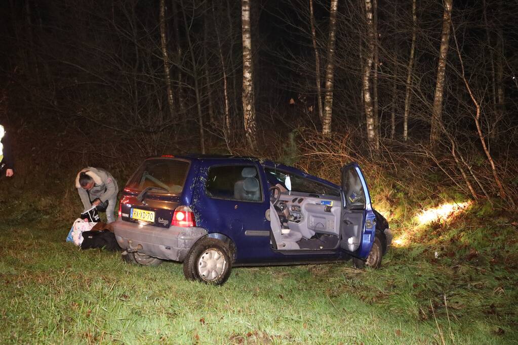 Bestuurder verliest macht over het stuur en raakt van snelweg