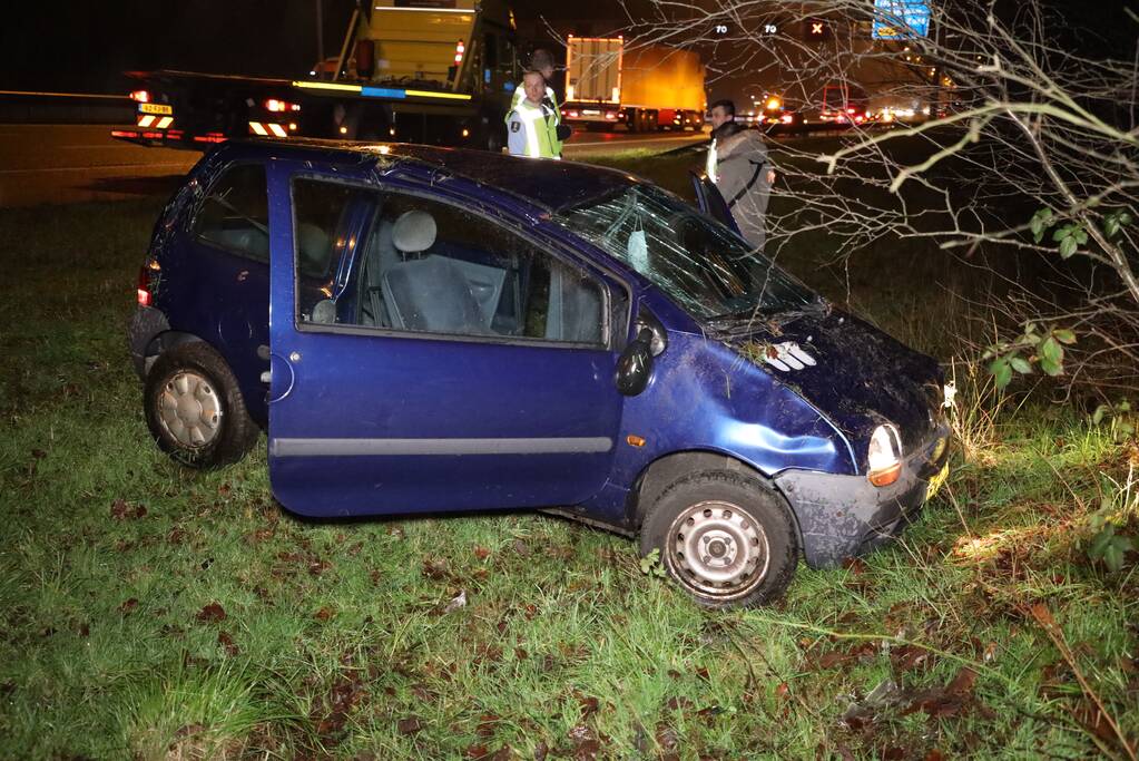 Bestuurder verliest macht over het stuur en raakt van snelweg