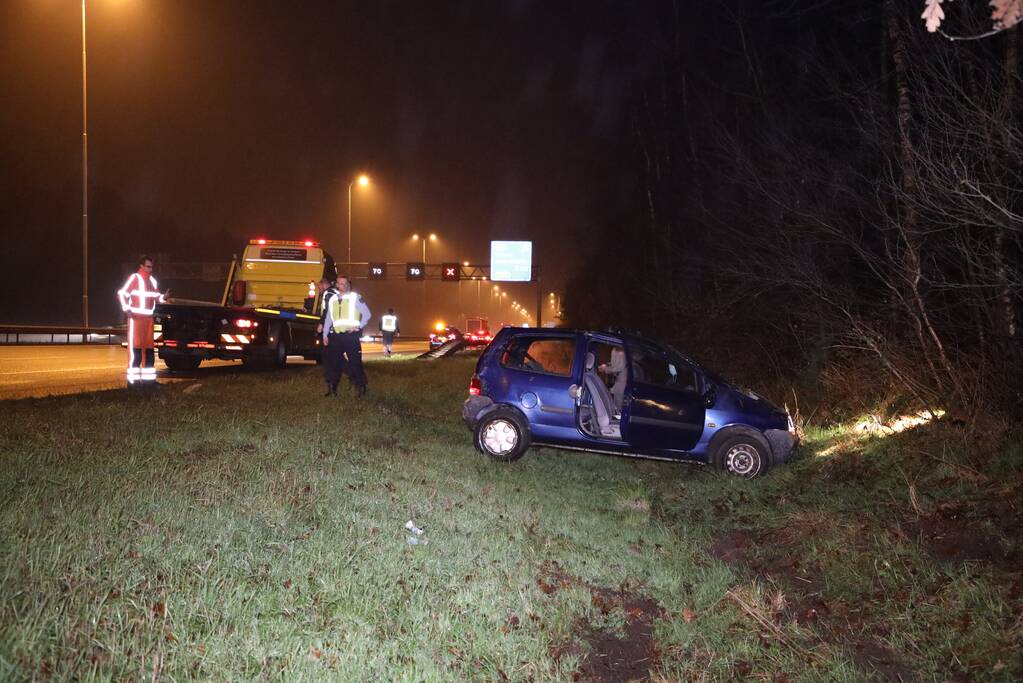 Bestuurder verliest macht over het stuur en raakt van snelweg