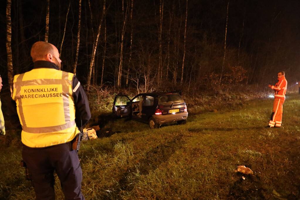 Bestuurder verliest macht over het stuur en raakt van snelweg