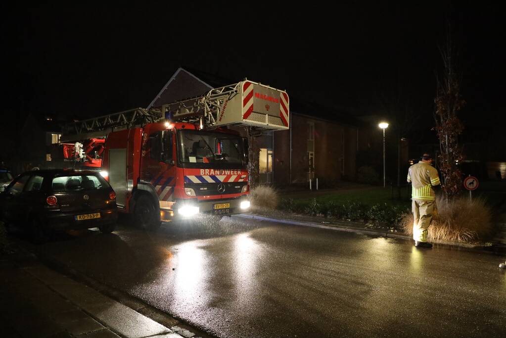 Brandweer veegt schoorsteen na vermoedelijke brand