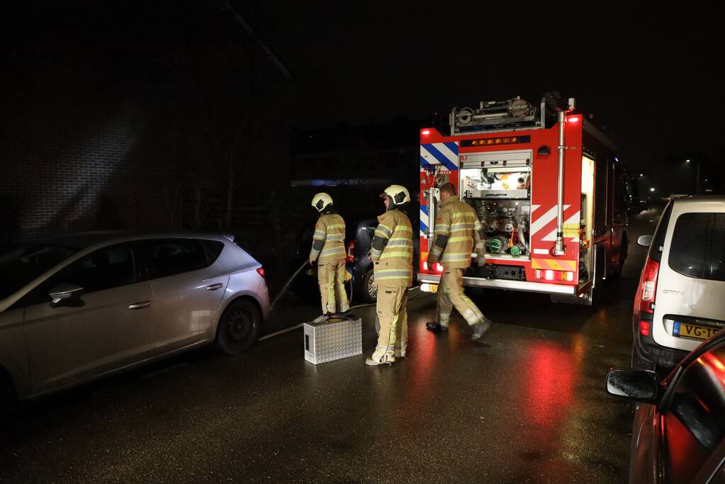 Brandweer veegt schoorsteen na vermoedelijke brand